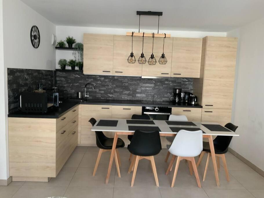 Logement Cosy Climatise Avec Parking آيكس أومبروفينس المظهر الخارجي الصورة