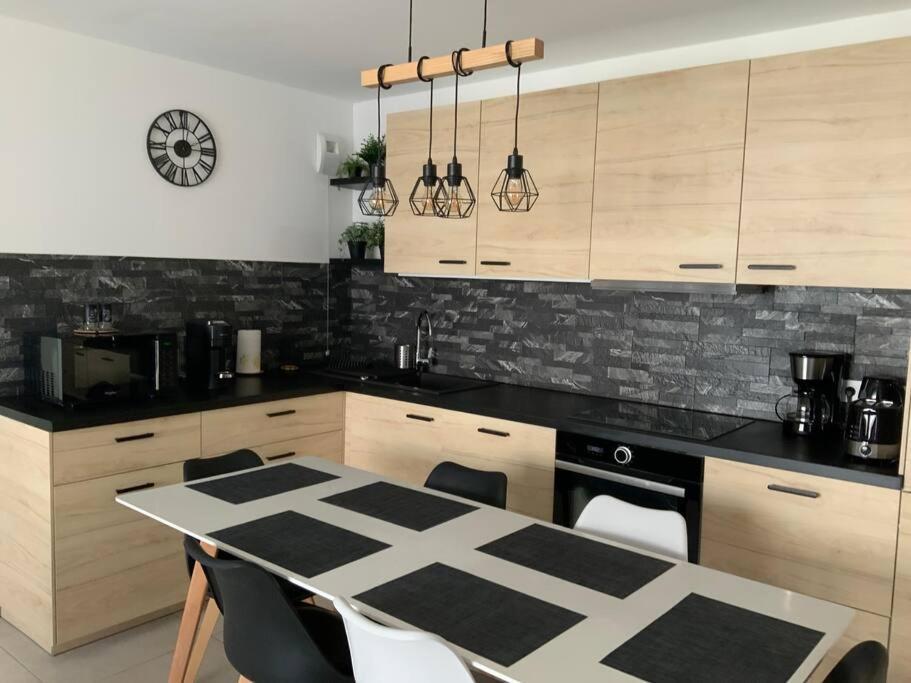 Logement Cosy Climatise Avec Parking آيكس أومبروفينس المظهر الخارجي الصورة